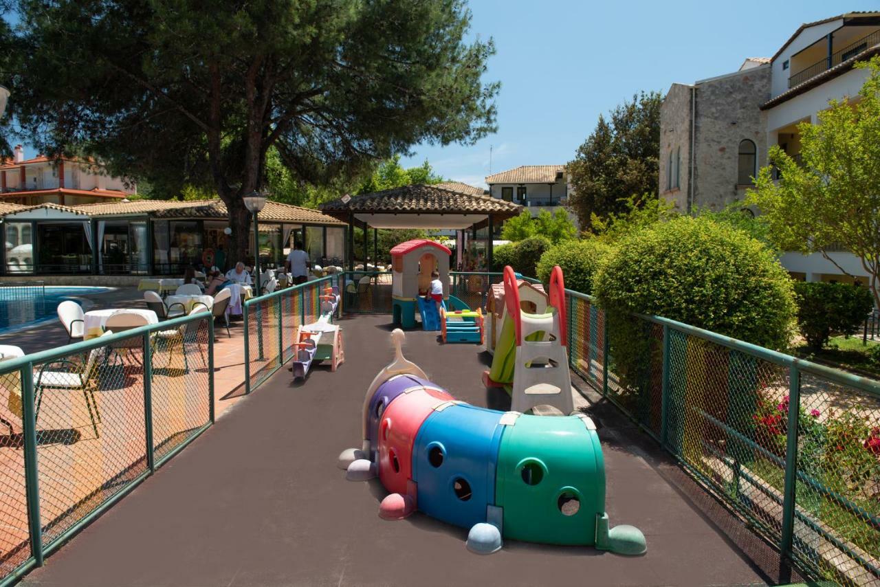 Lesse Hotel Chalkidiki ภายนอก รูปภาพ